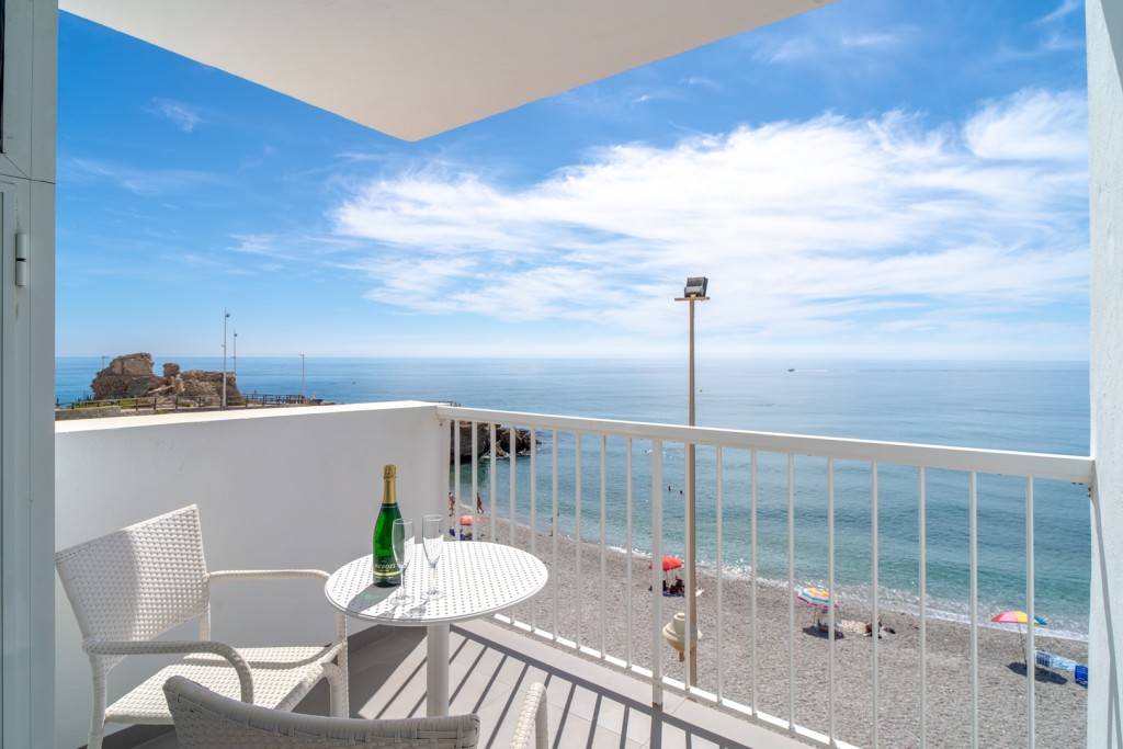 Fantástico apartamento en primera línea en venta en Nerja con acceso directo a la playa e impresionantes vistas al mar