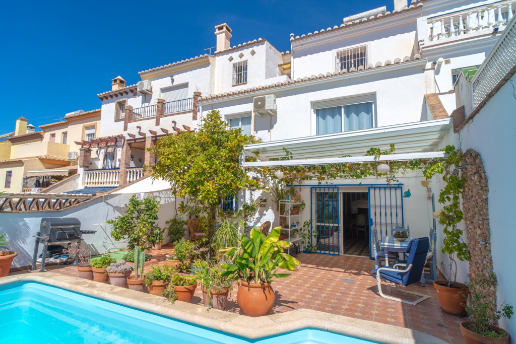 Radhus med privat pool i Nerja