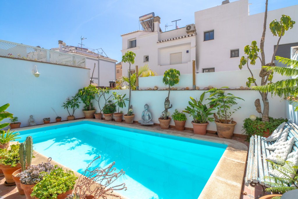 Radhus med privat pool i Nerja