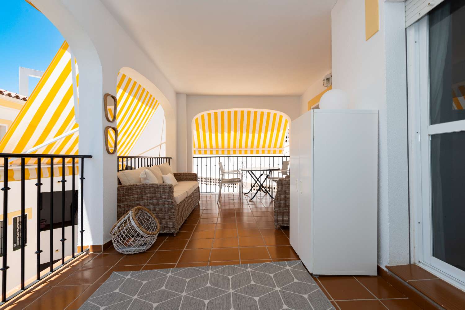 Bright Corner Apartment with Expansive Terrace in Conjunto Valparaíso, Near Burriana Beach