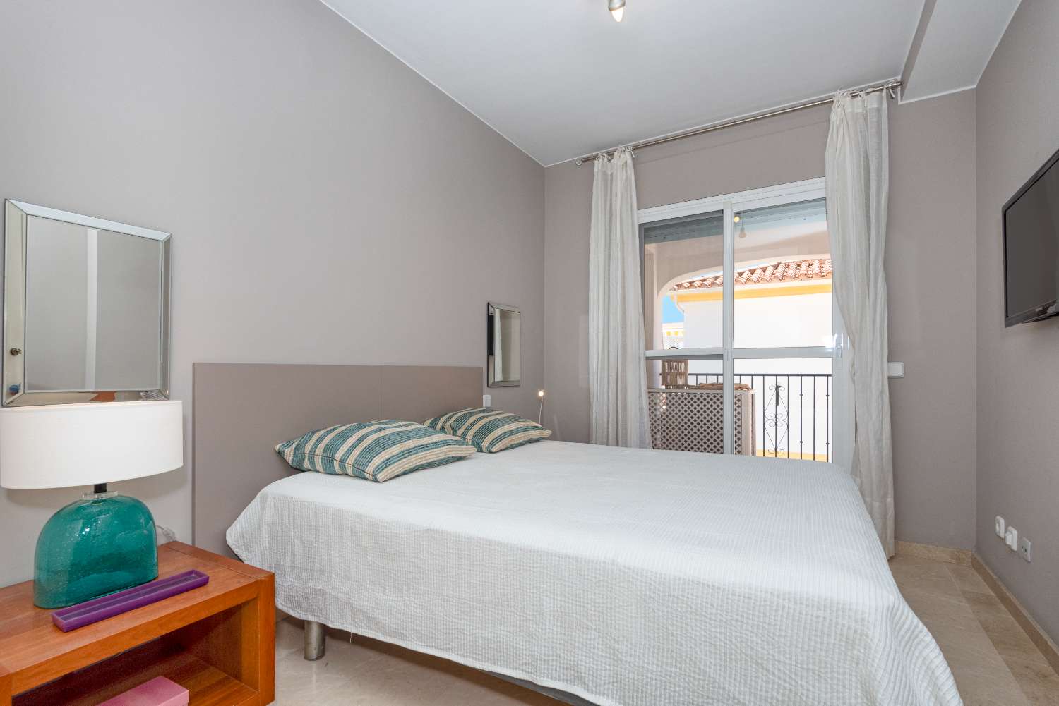 Bright Corner Apartment with Expansive Terrace in Conjunto Valparaíso, Near Burriana Beach