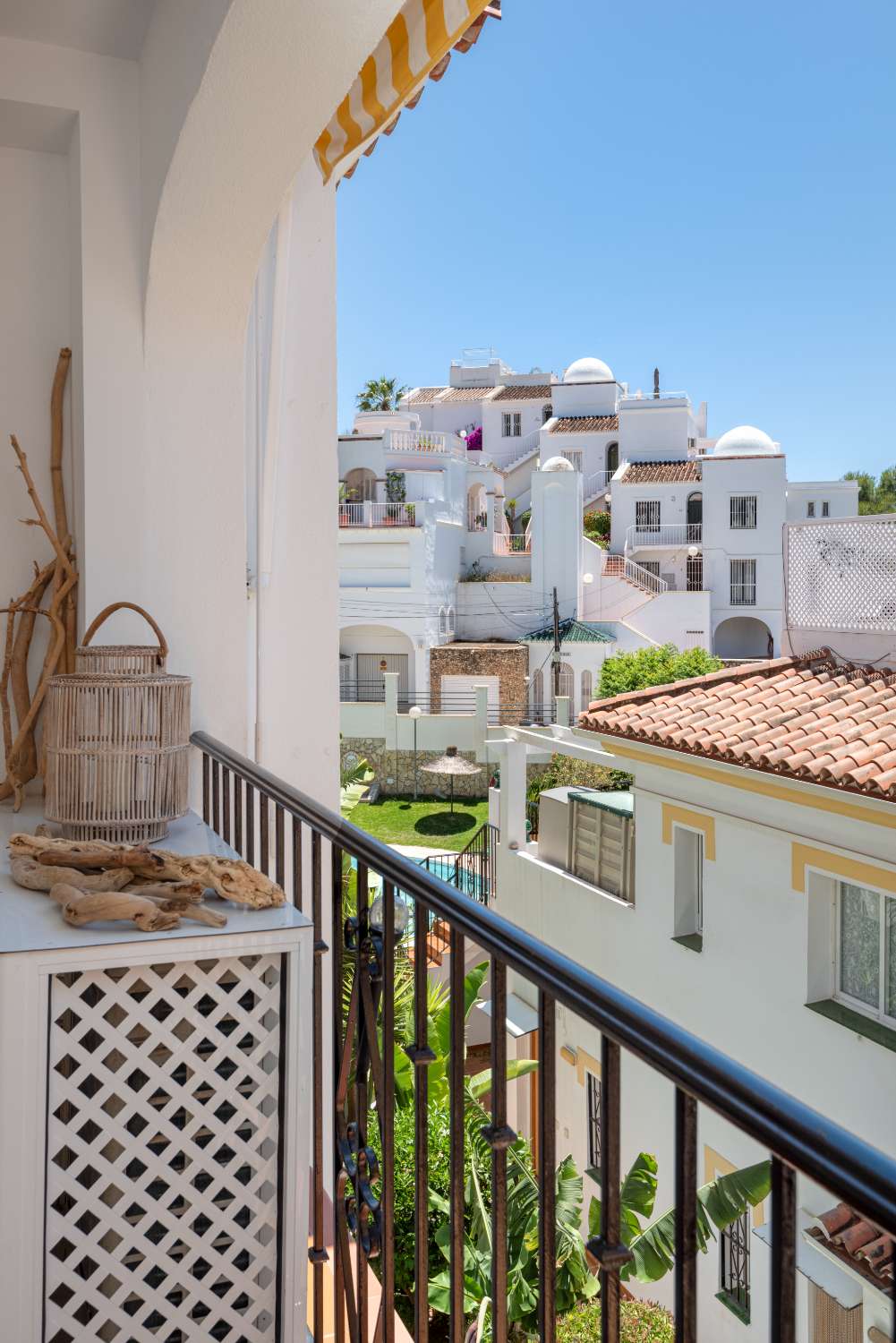 Bright Corner Apartment with Expansive Terrace in Conjunto Valparaíso, Near Burriana Beach