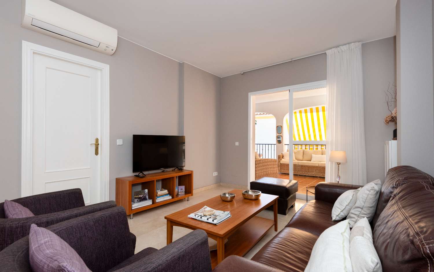 Bright Corner Apartment with Expansive Terrace in Conjunto Valparaíso, Near Burriana Beach