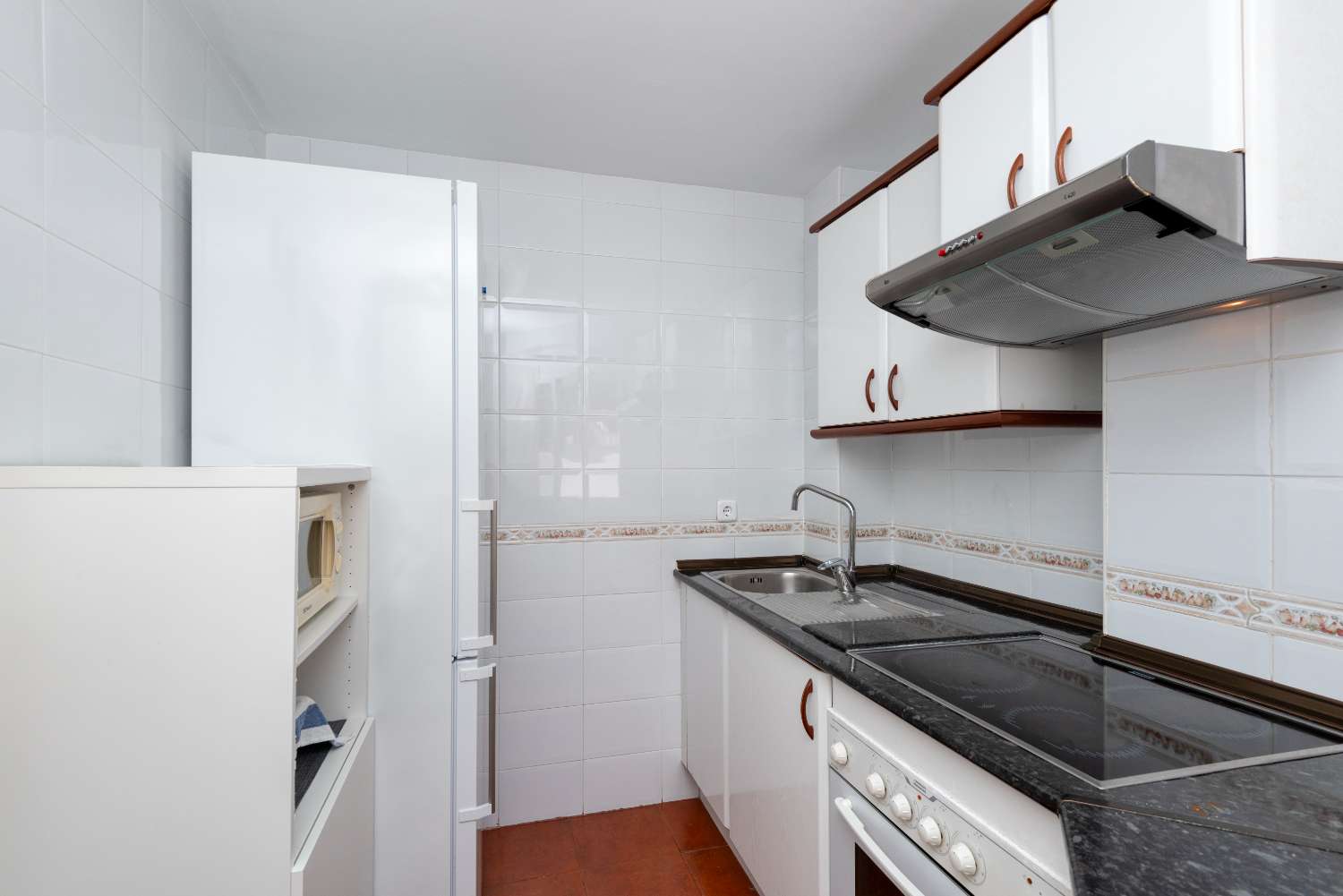 Bright Corner Apartment with Expansive Terrace in Conjunto Valparaíso, Near Burriana Beach