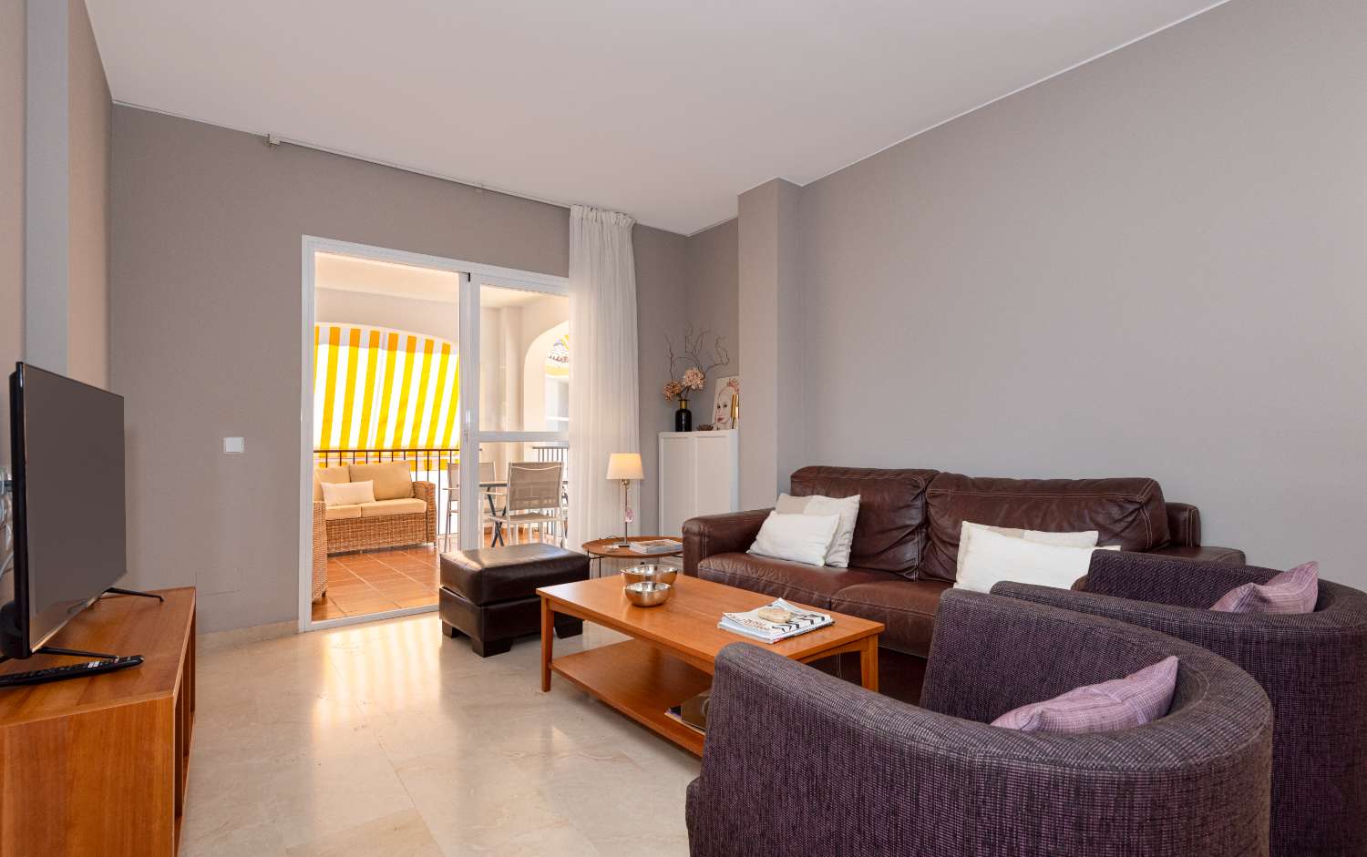 Bright Corner Apartment with Expansive Terrace in Conjunto Valparaíso, Near Burriana Beach
