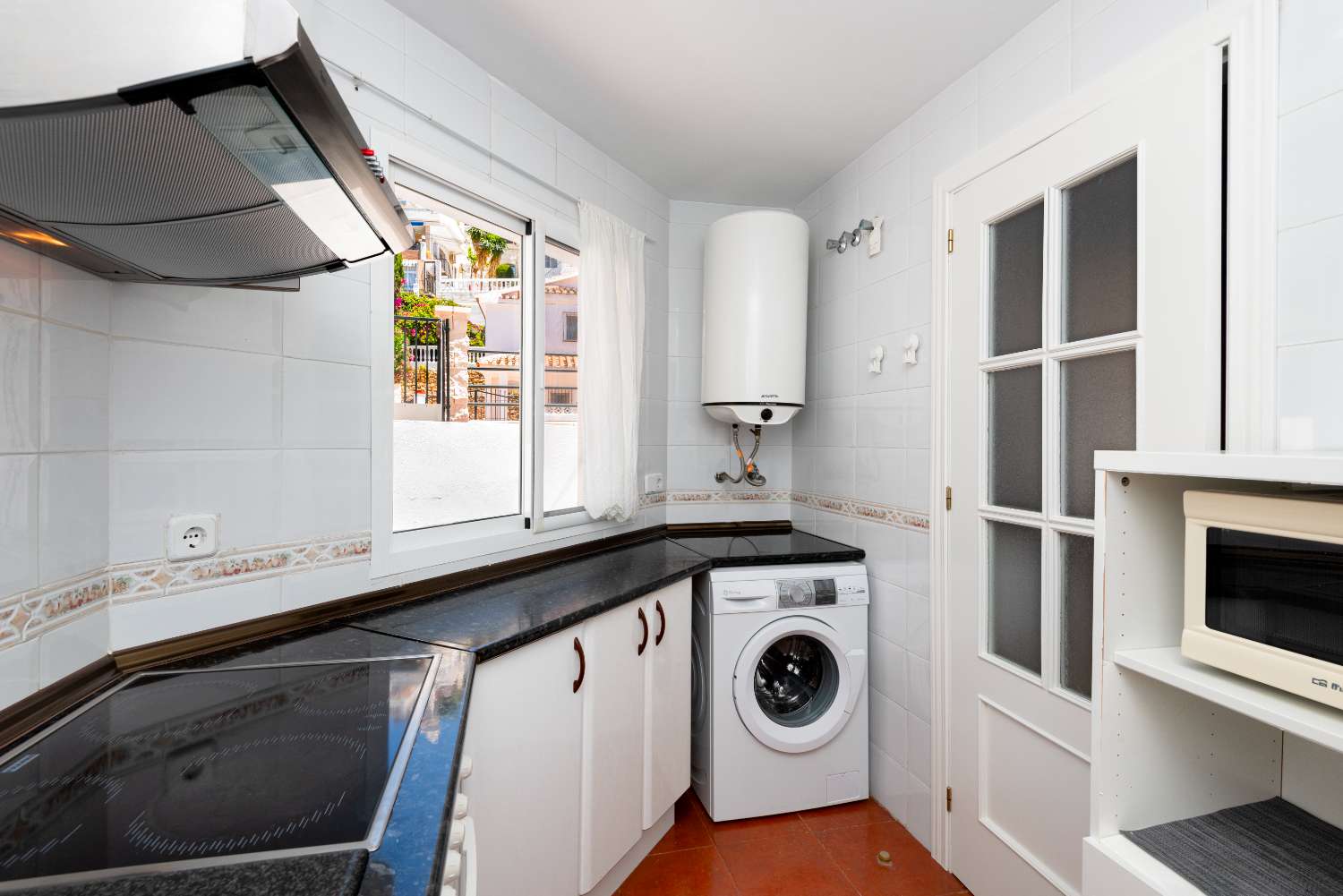 Bright Corner Apartment with Expansive Terrace in Conjunto Valparaíso, Near Burriana Beach
