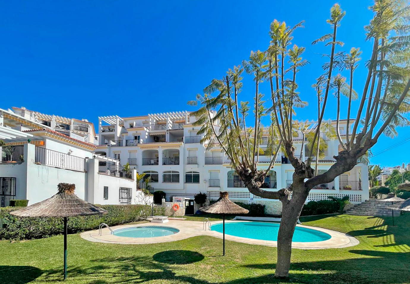 Bright Corner Apartment with Expansive Terrace in Conjunto Valparaíso, Near Burriana Beach