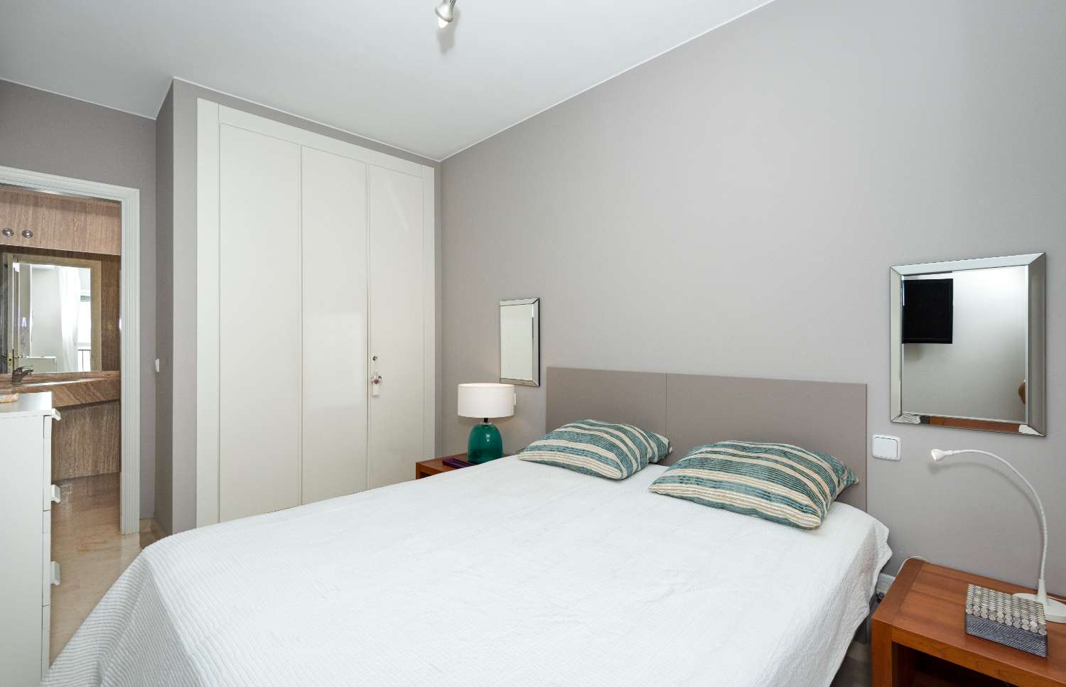 Bright Corner Apartment with Expansive Terrace in Conjunto Valparaíso, Near Burriana Beach