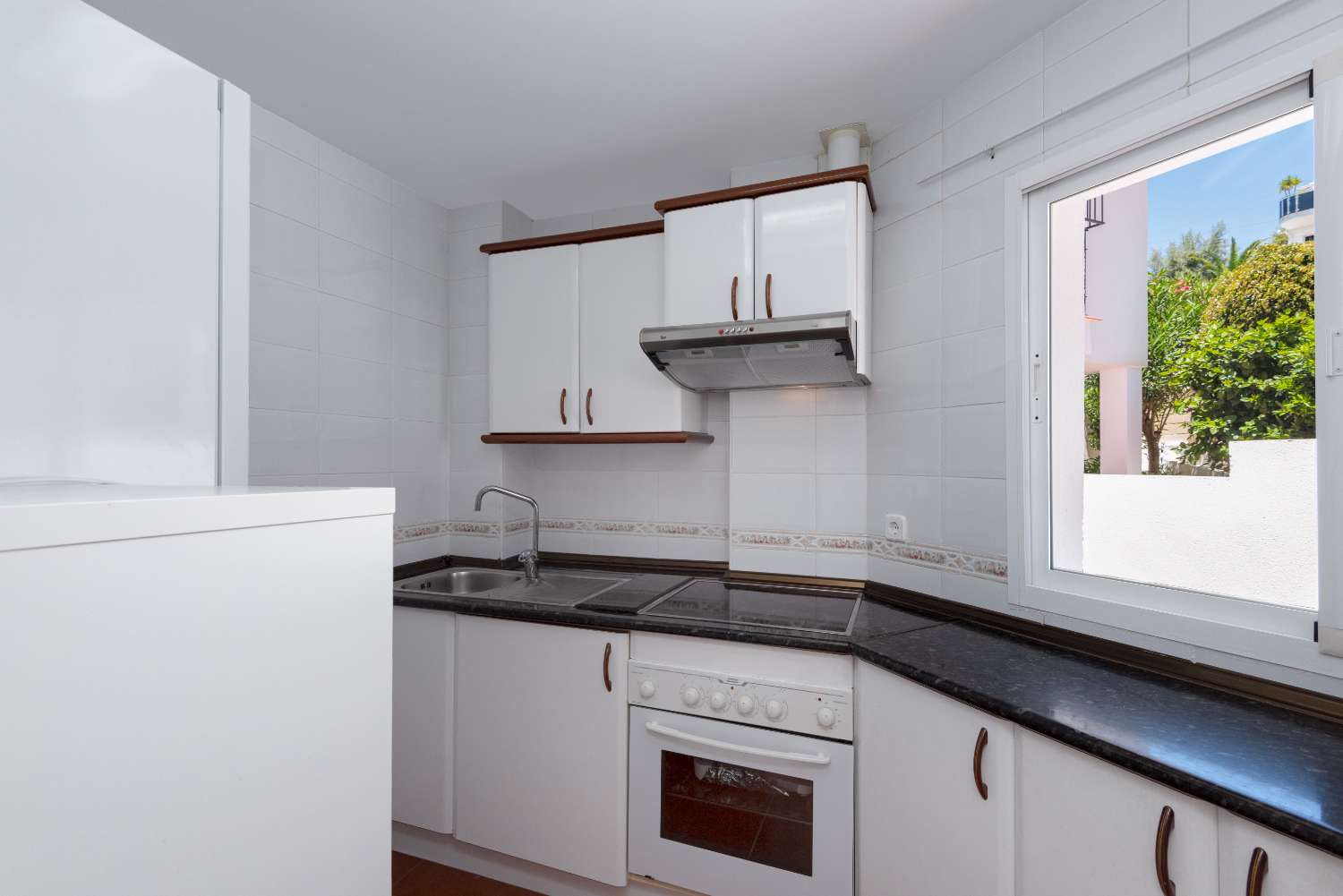 Bright Corner Apartment with Expansive Terrace in Conjunto Valparaíso, Near Burriana Beach