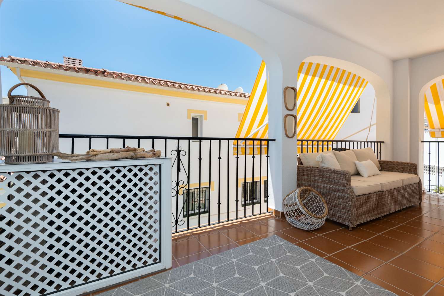 Bright Corner Apartment with Expansive Terrace in Conjunto Valparaíso, Near Burriana Beach