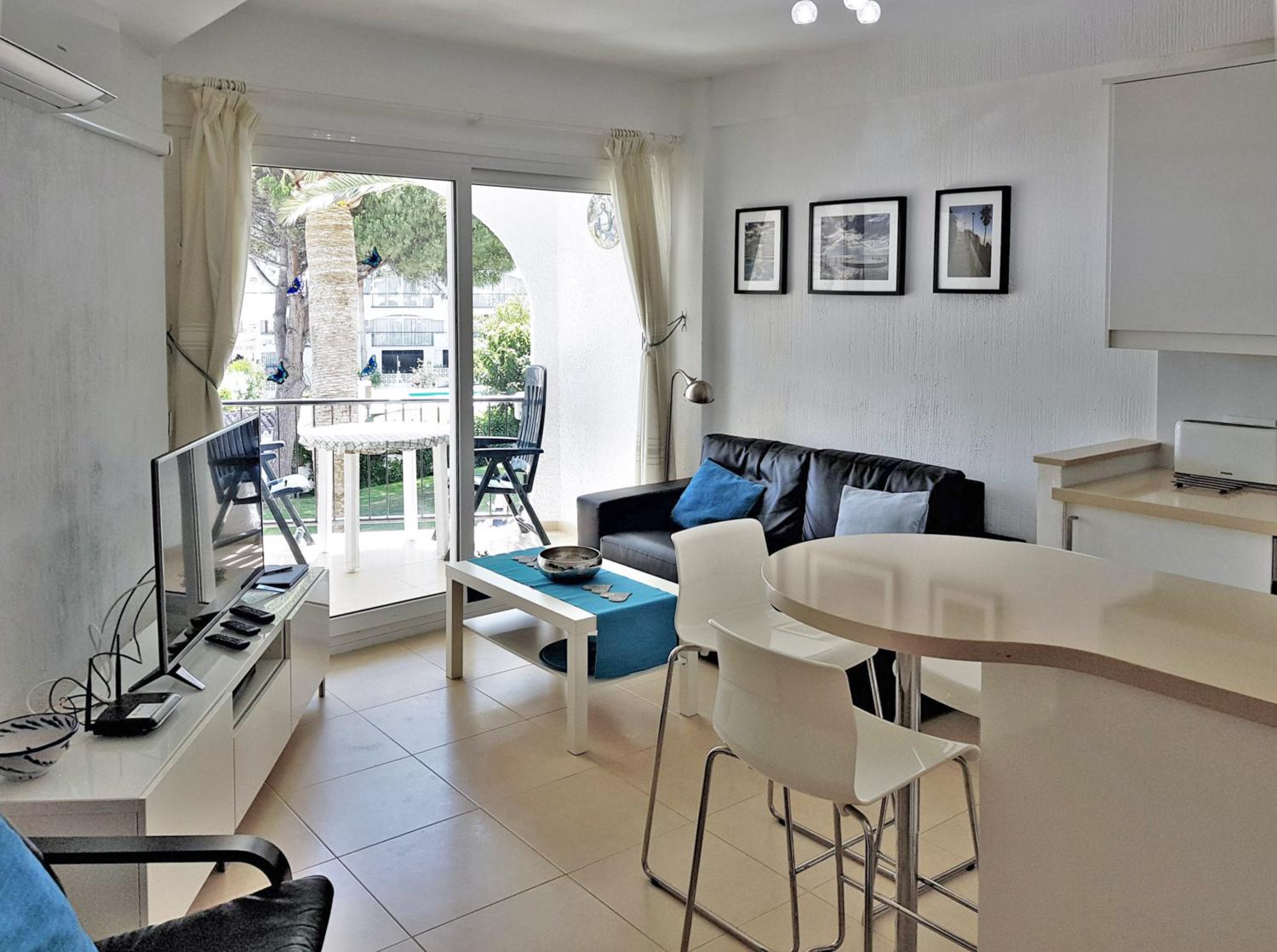 A superb one-bedroom apartment in Edificio Verdemar, one of Nerja’s most sought-after holiday locations.