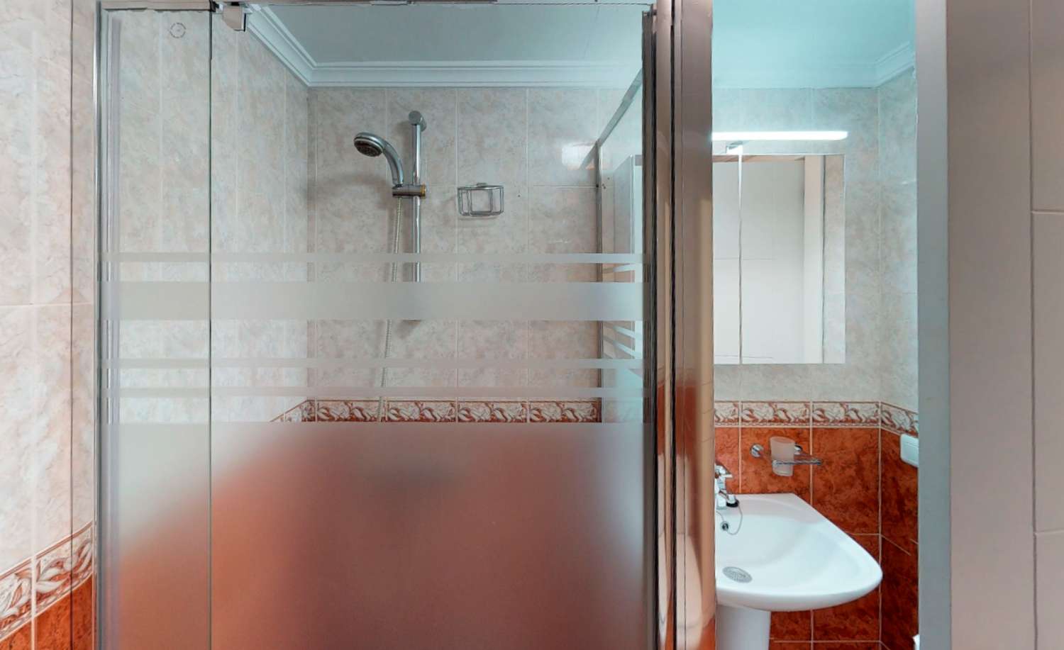 A superb one-bedroom apartment in Edificio Verdemar, one of Nerja’s most sought-after holiday locations.