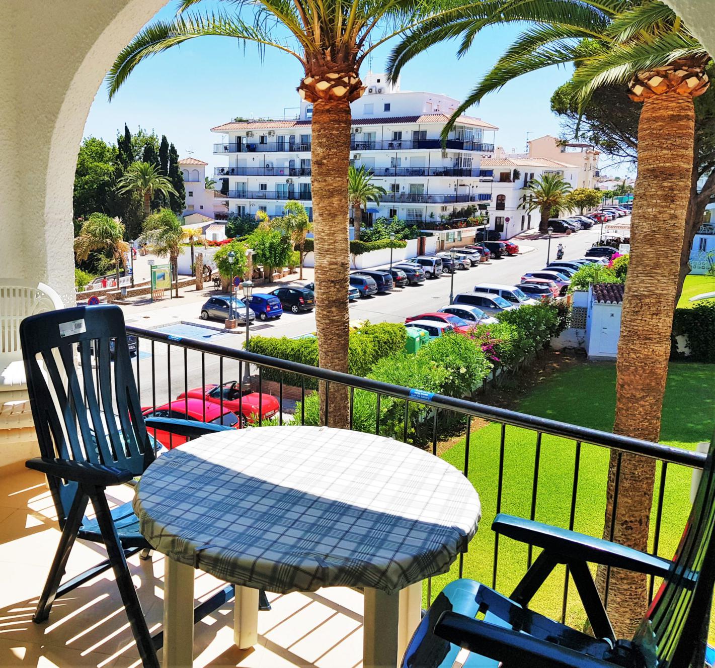 A superb one-bedroom apartment in Edificio Verdemar, one of Nerja’s most sought-after holiday locations.