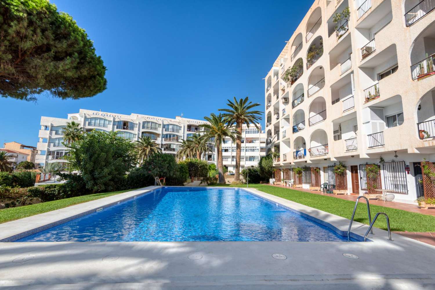 A superb one-bedroom apartment in Edificio Verdemar, one of Nerja’s most sought-after holiday locations.