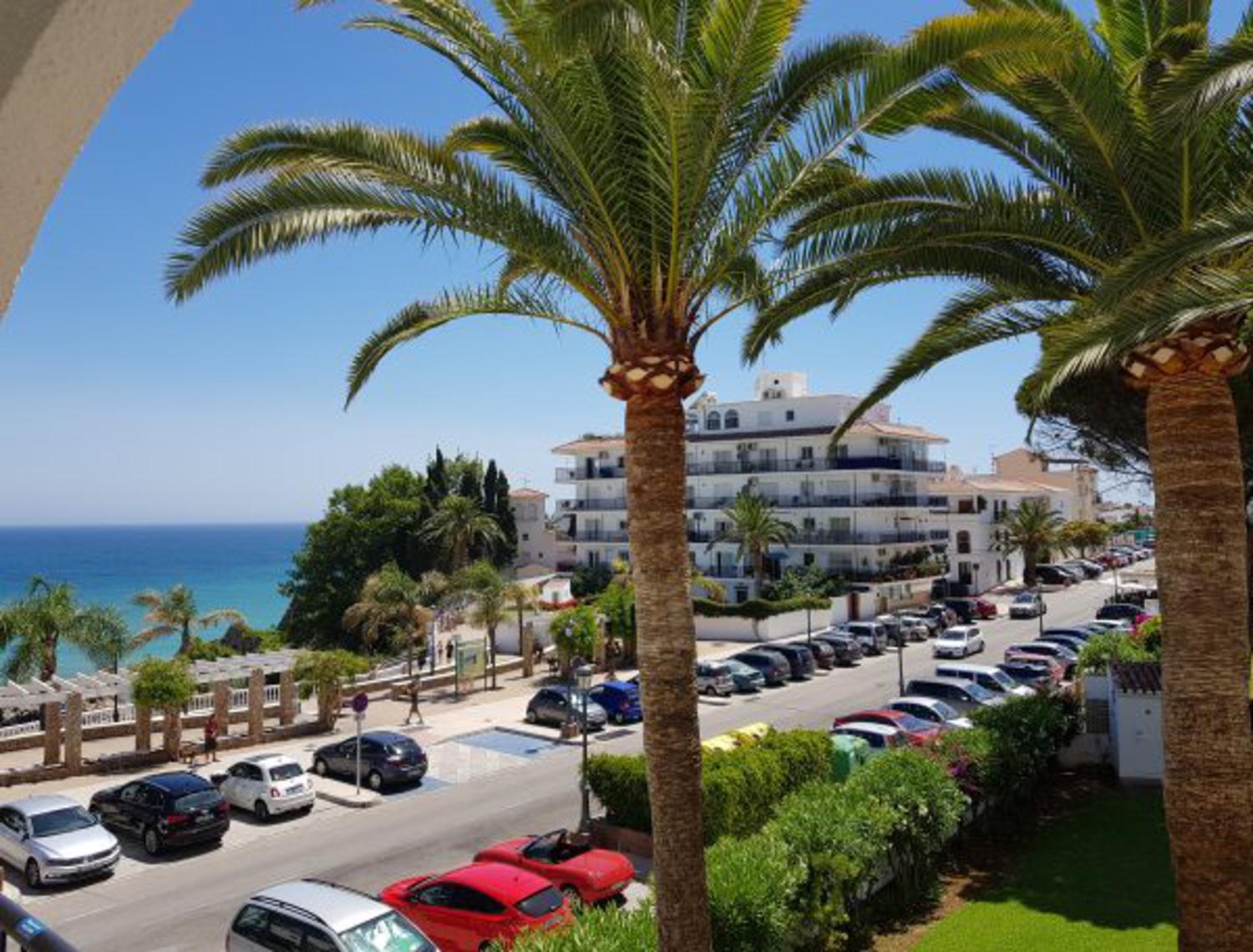 A superb one-bedroom apartment in Edificio Verdemar, one of Nerja’s most sought-after holiday locations.