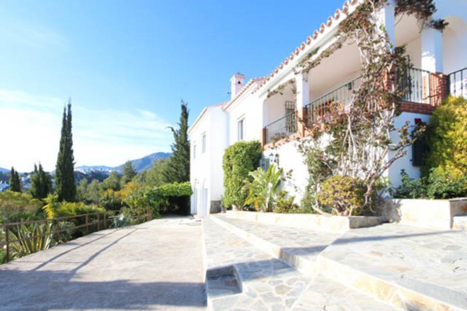 Unique opportunity to purchase a fabulous villa with stunning views
