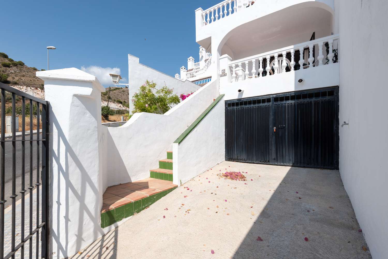 Stylish Renovated Townhouse with Terraces, Roof terrace & Garage in Los Olivos (Fuente del Baden area – Nerja)