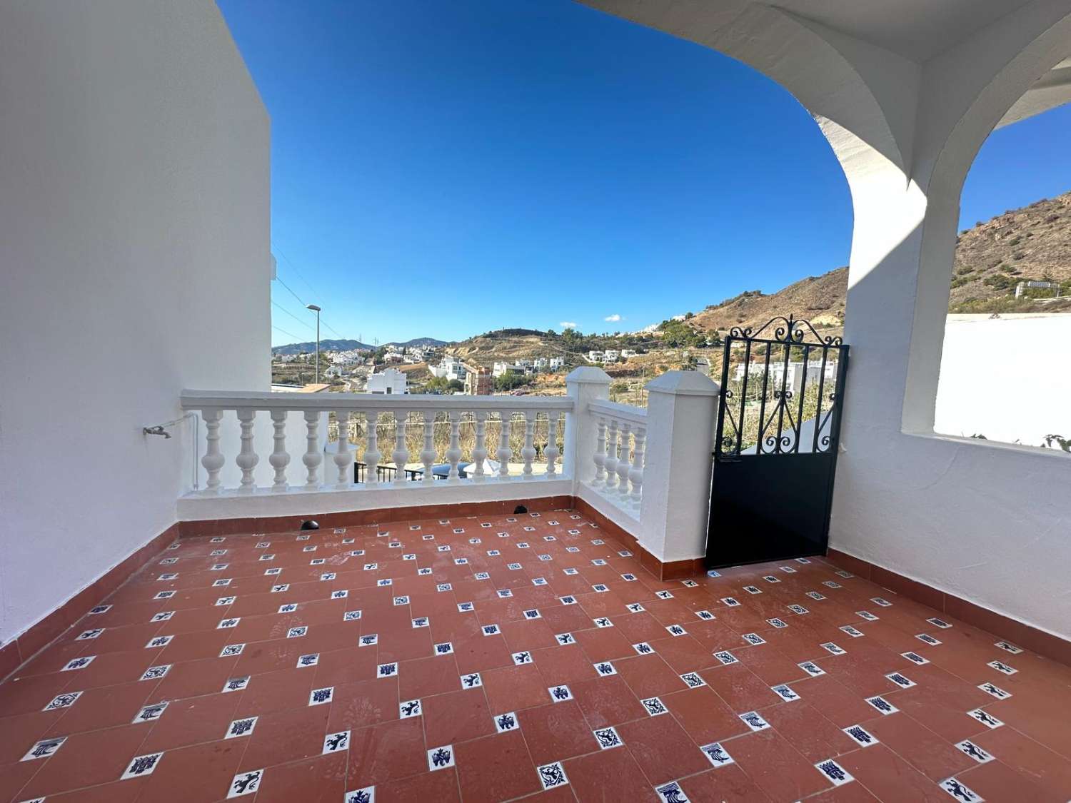 Stylish Renovated Townhouse with Terraces, Roof terrace & Garage in Los Olivos (Fuente del Baden area – Nerja)
