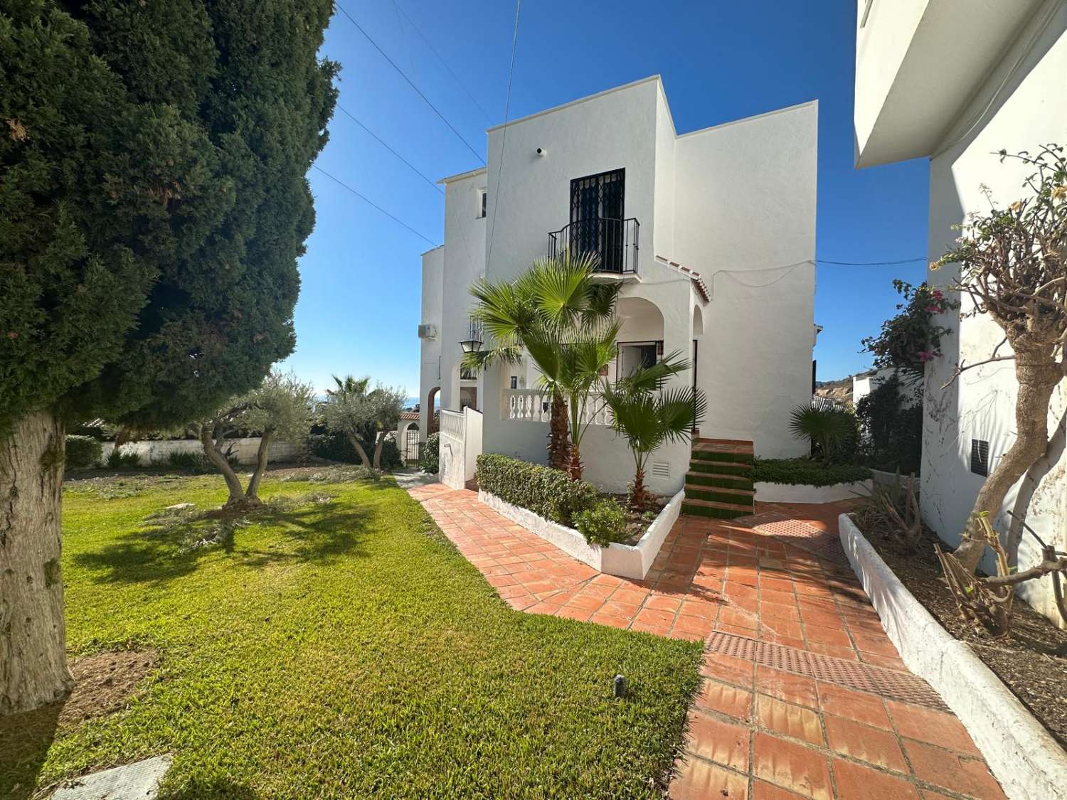 Stylish Renovated Townhouse with Terraces, Roof terrace & Garage in Los Olivos (Fuente del Baden area – Nerja)