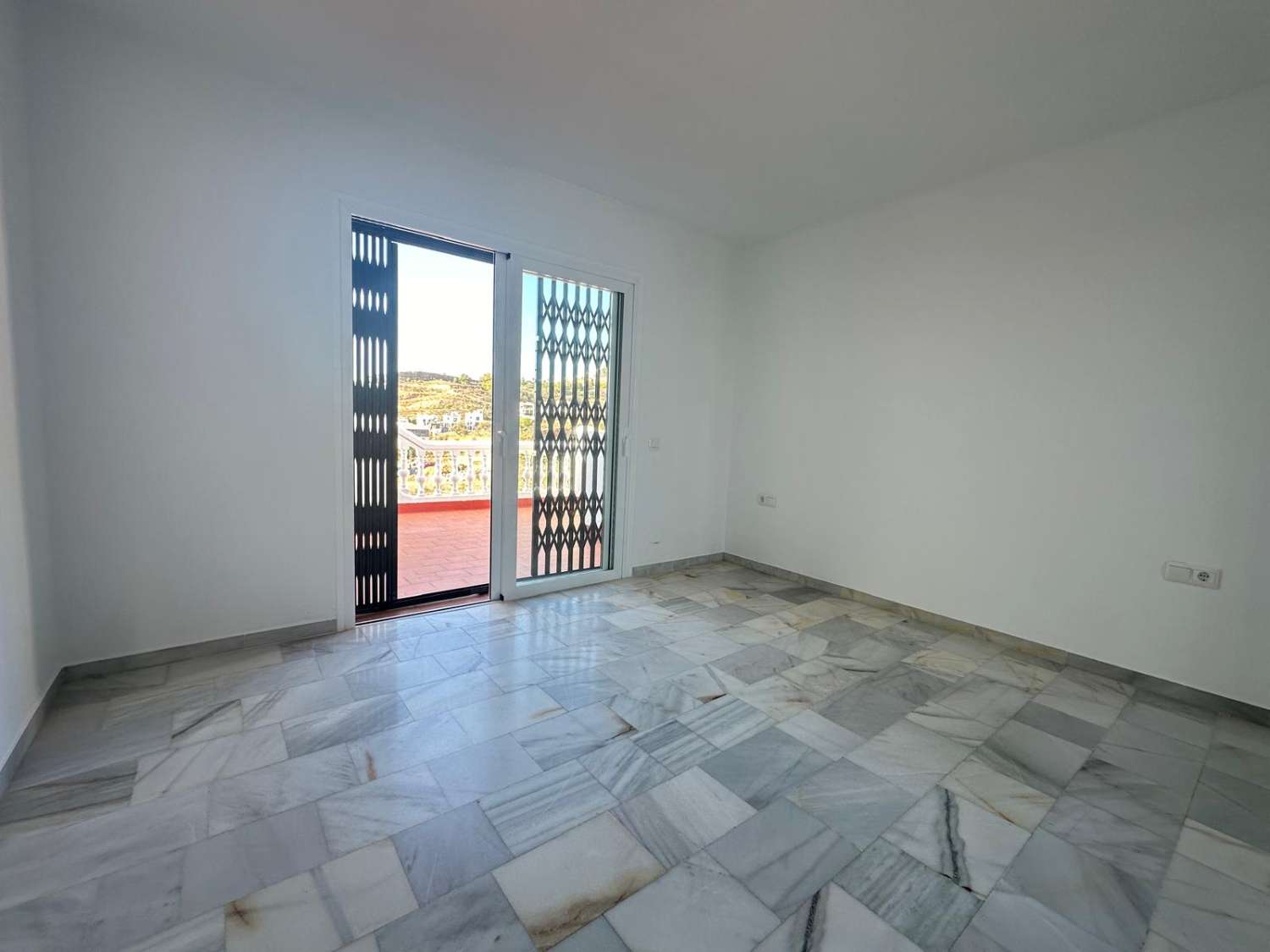 Stylish Renovated Townhouse with Terraces, Roof terrace & Garage in Los Olivos (Fuente del Baden area – Nerja)