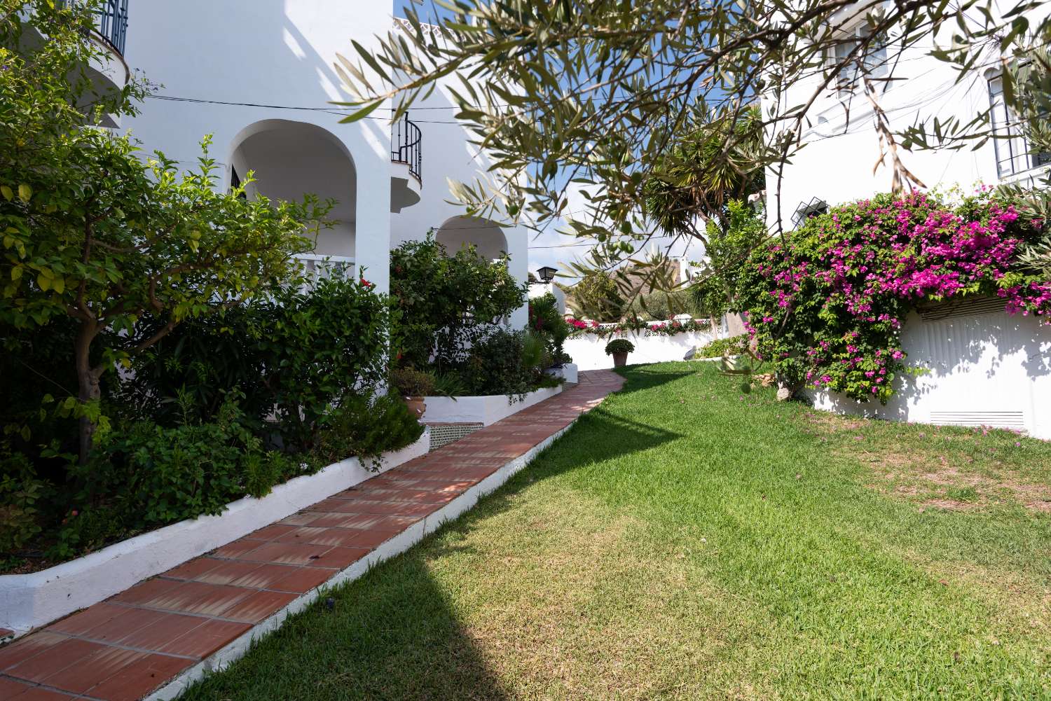 Stylish Renovated Townhouse with Terraces, Roof terrace & Garage in Los Olivos (Fuente del Baden area – Nerja)