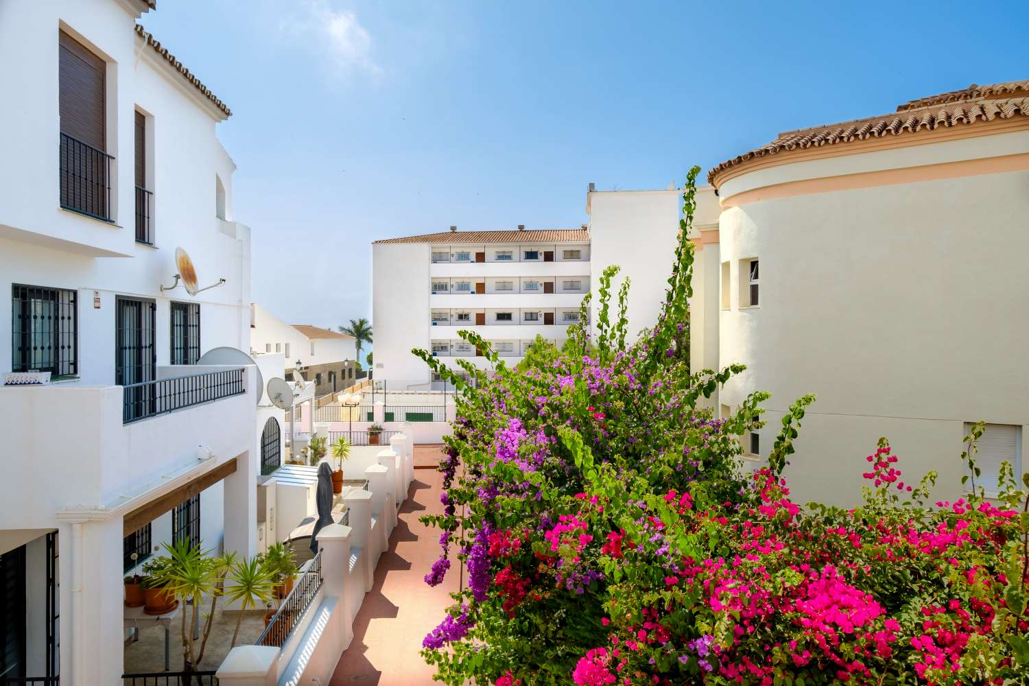 Charming apartment with a sunny terrace overlooking the gardens and pool, in the heart of Nerja