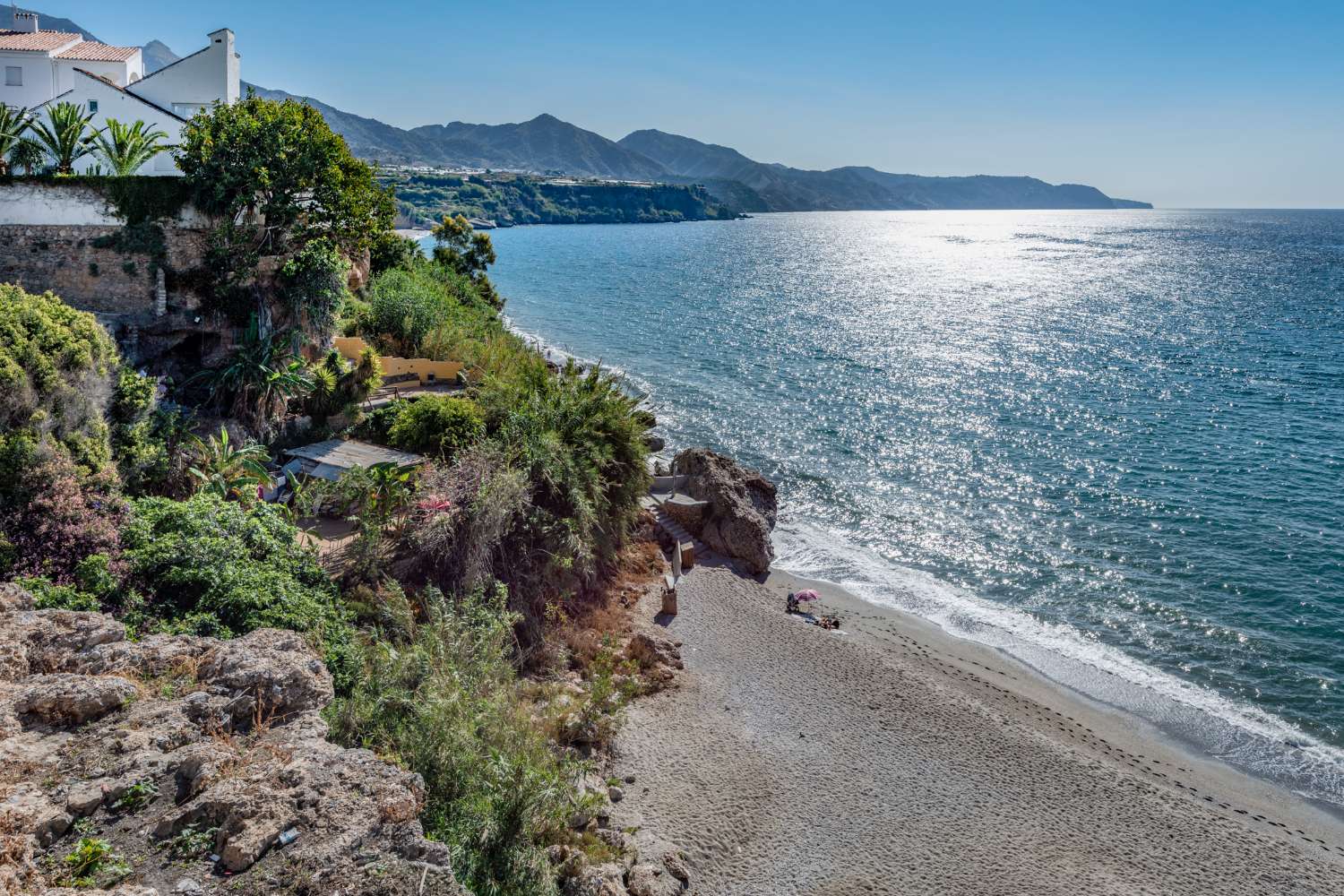 Charming apartment with a sunny terrace overlooking the gardens and pool, in the heart of Nerja