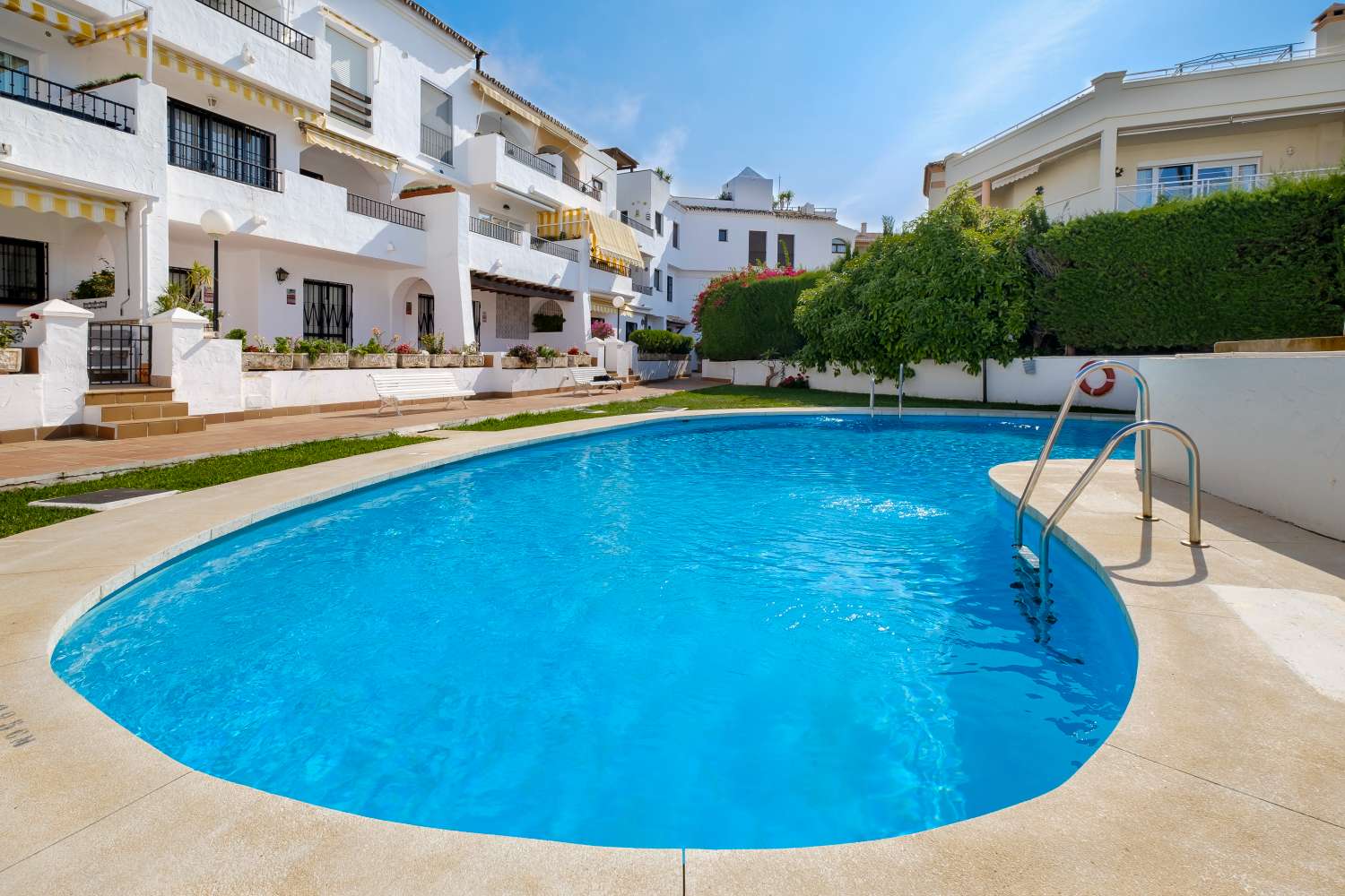 Charming apartment with a sunny terrace overlooking the gardens and pool, in the heart of Nerja