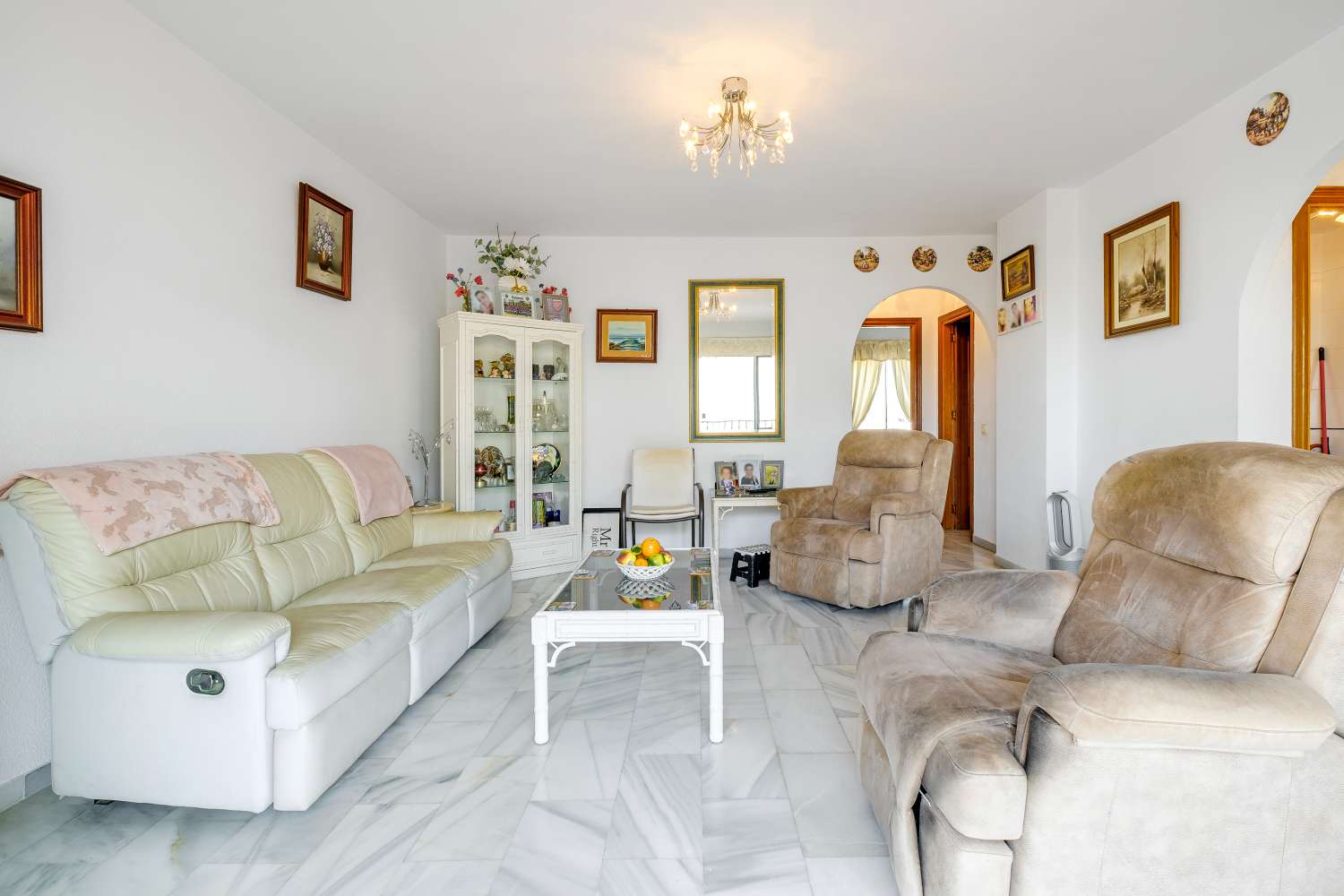 Charming apartment with a sunny terrace overlooking the gardens and pool, in the heart of Nerja