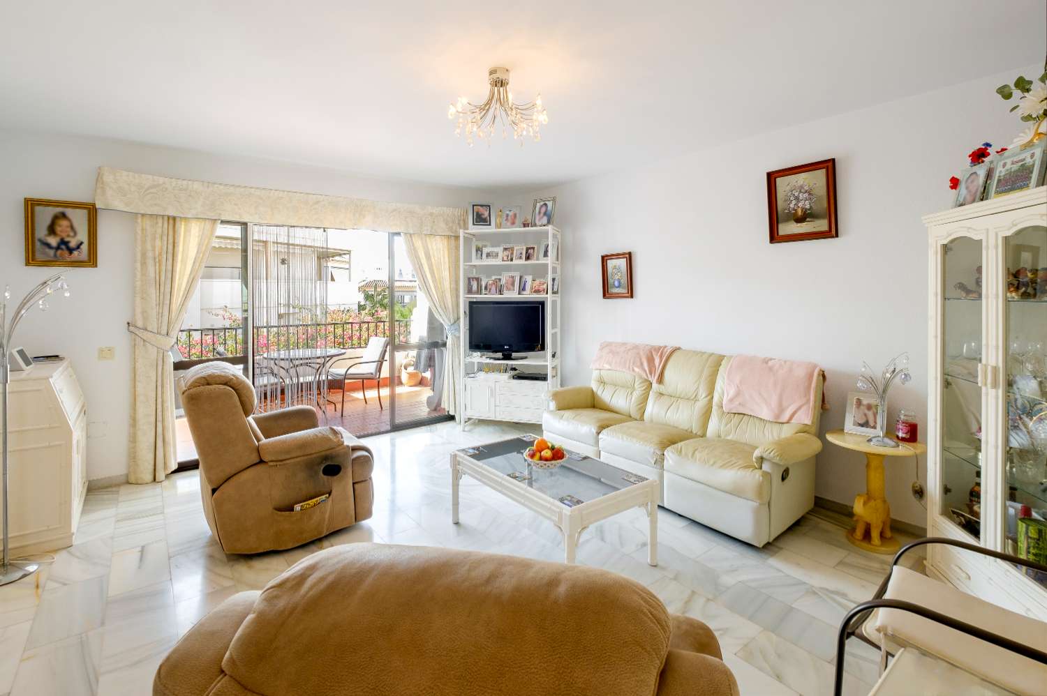 Charming apartment with a sunny terrace overlooking the gardens and pool, in the heart of Nerja
