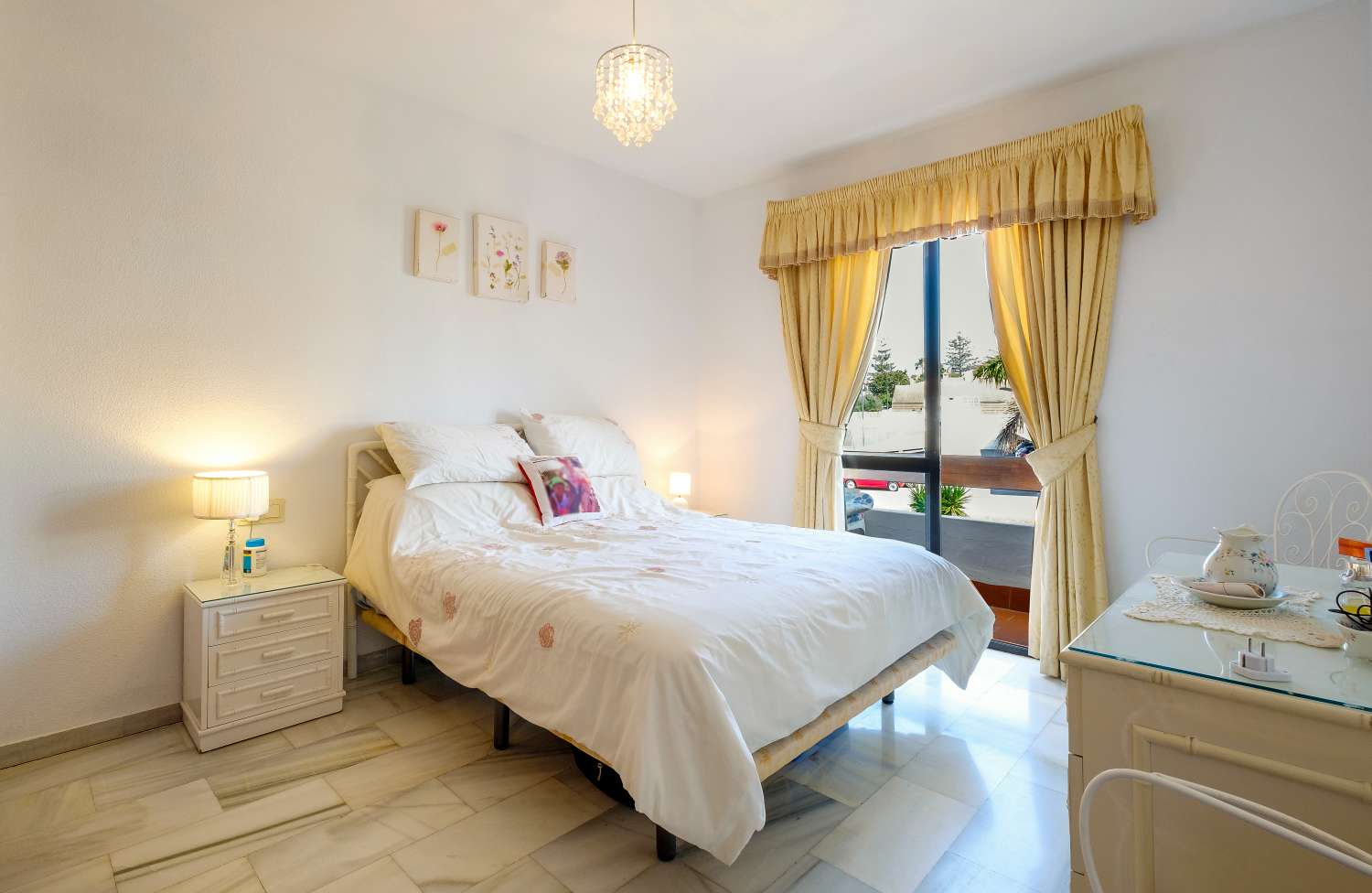 Charming apartment with a sunny terrace overlooking the gardens and pool, in the heart of Nerja