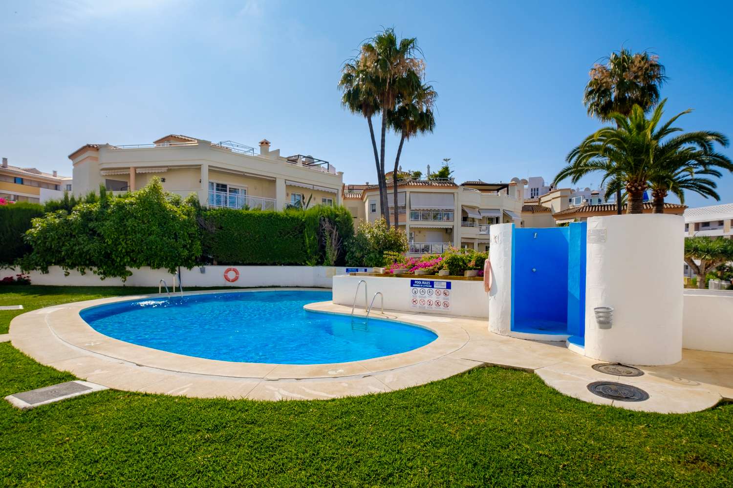 Charming apartment with a sunny terrace overlooking the gardens and pool, in the heart of Nerja