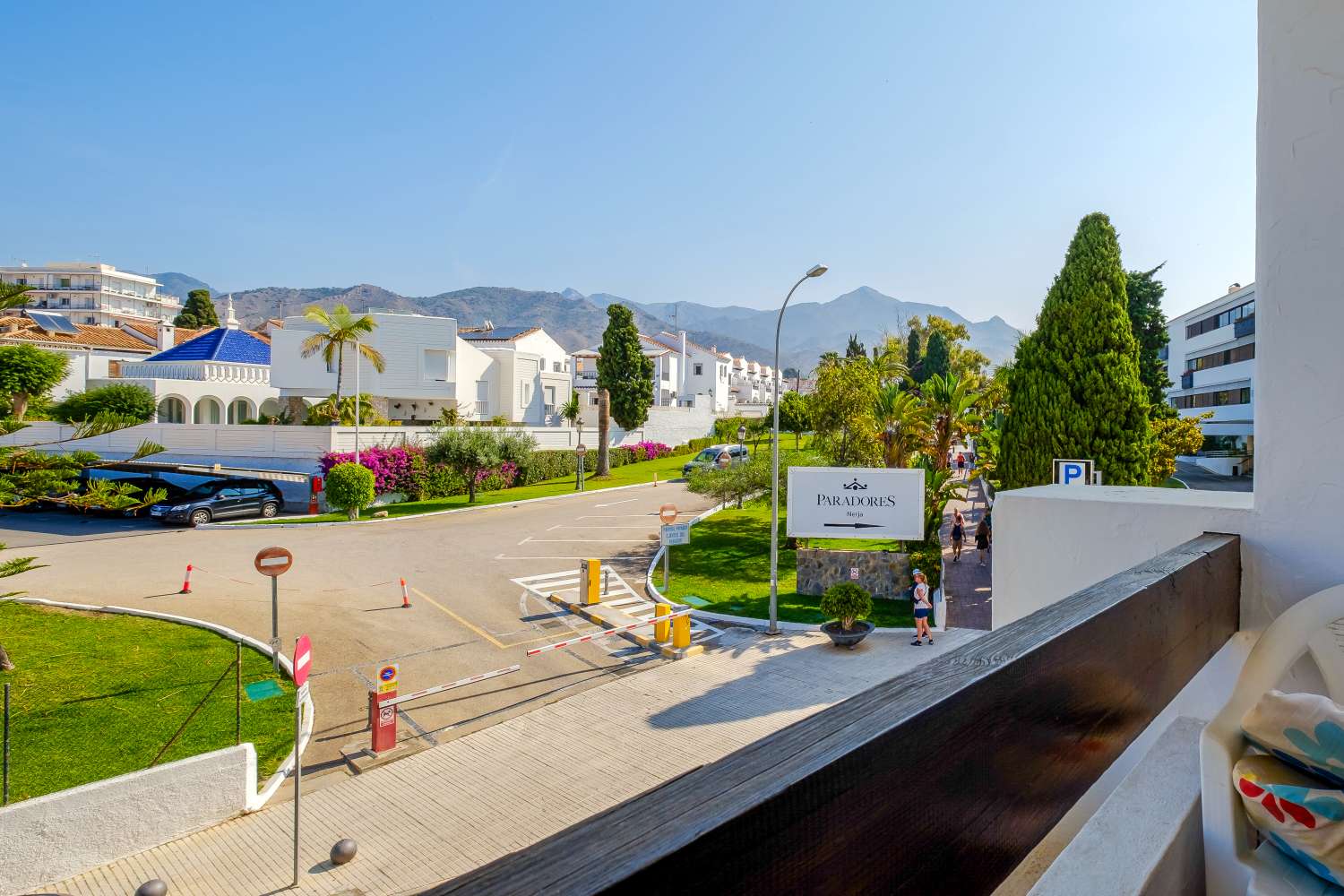 Charming apartment with a sunny terrace overlooking the gardens and pool, in the heart of Nerja
