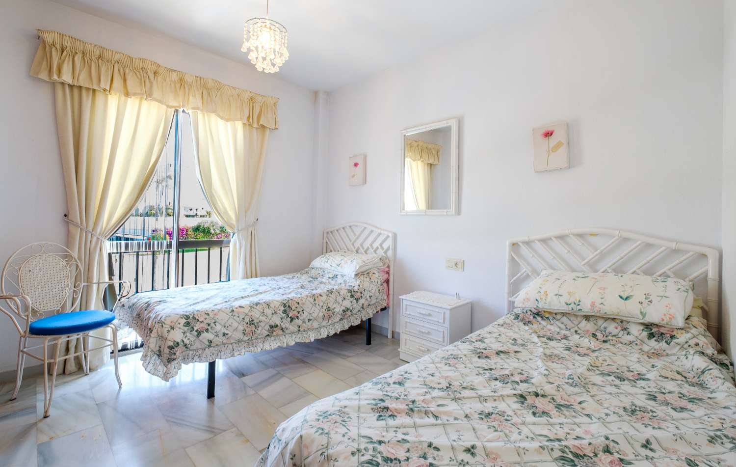 Charming apartment with a sunny terrace overlooking the gardens and pool, in the heart of Nerja