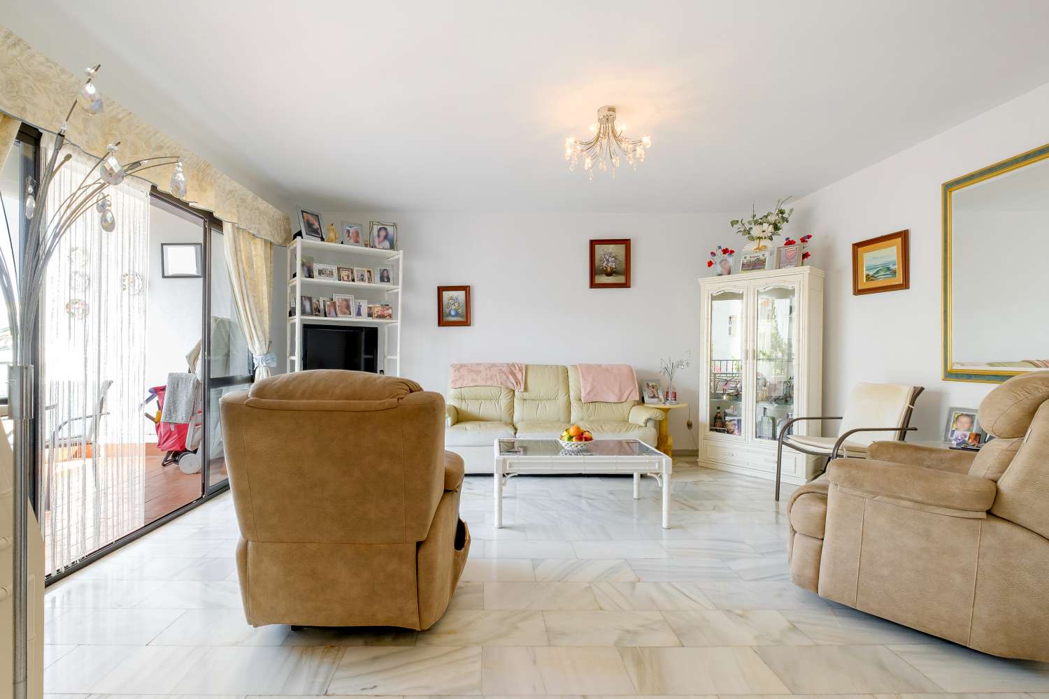 Charming apartment with a sunny terrace overlooking the gardens and pool, in the heart of Nerja
