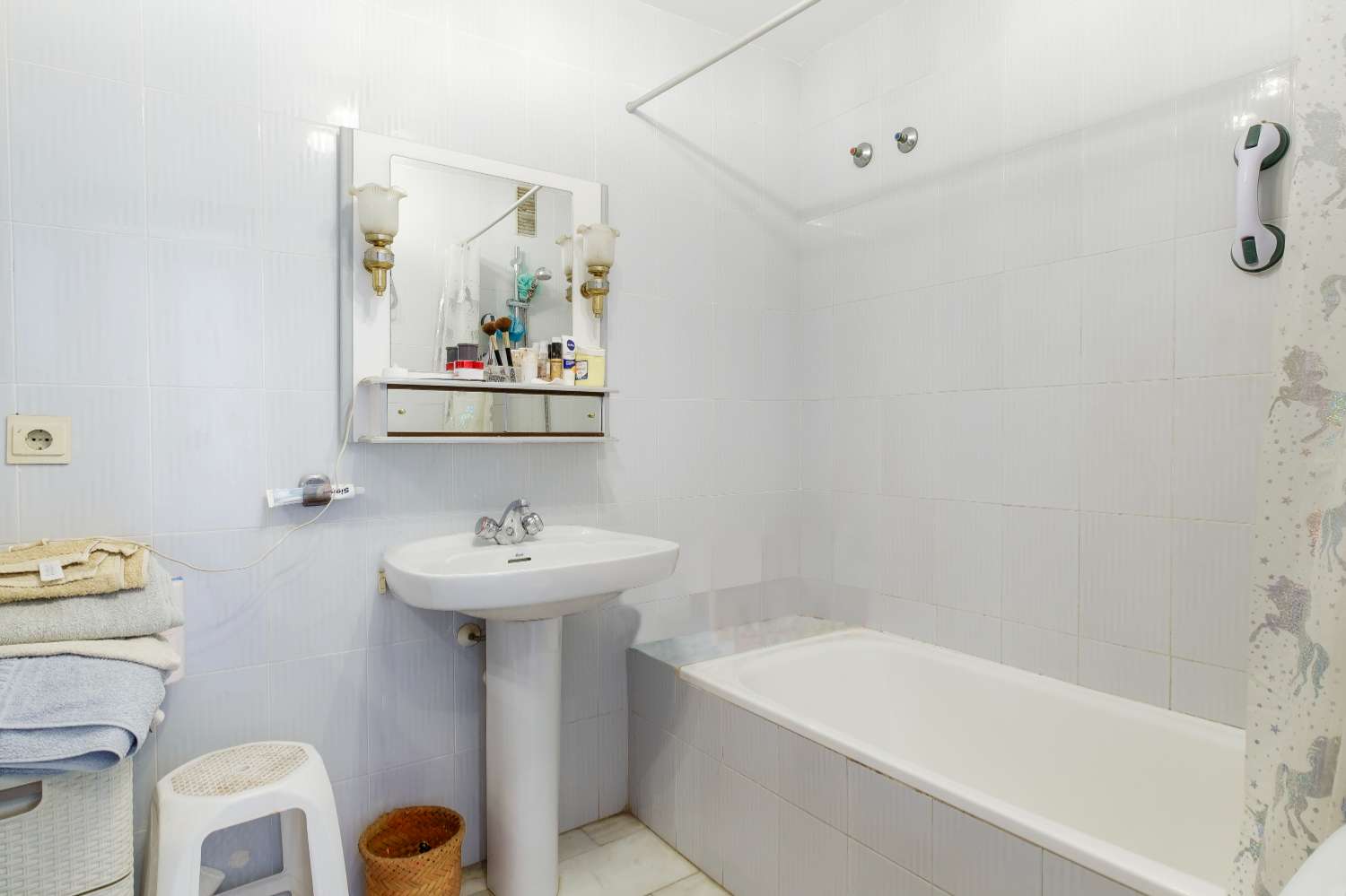 Charming apartment with a sunny terrace overlooking the gardens and pool, in the heart of Nerja