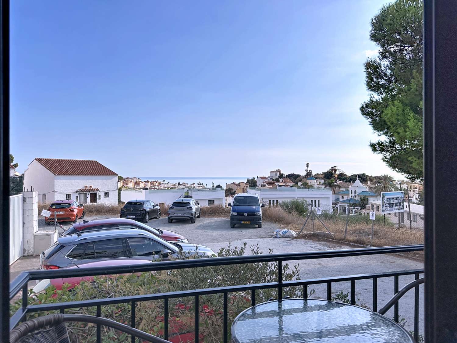 Licht appartement met ruime terrassen en zeezicht in Nerja