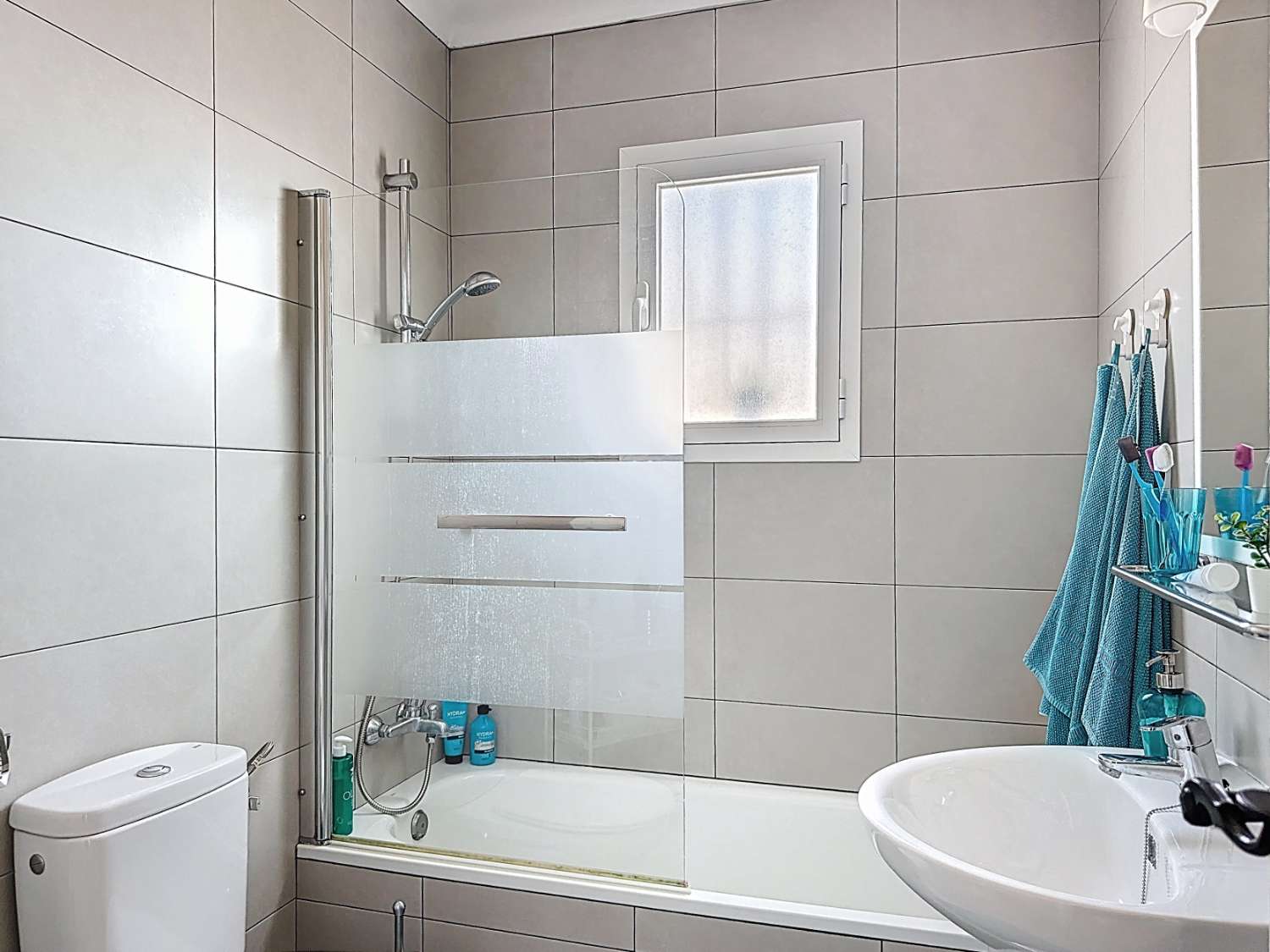 Licht appartement met ruime terrassen en zeezicht in Nerja