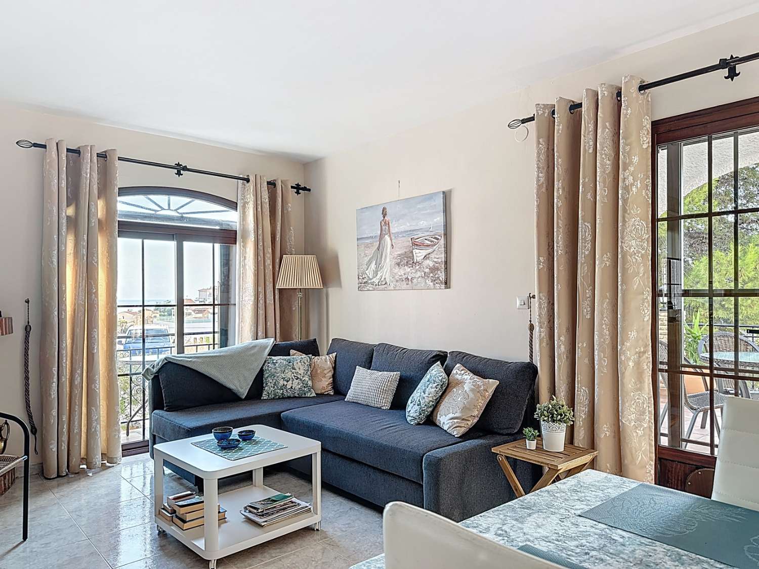 Licht appartement met ruime terrassen en zeezicht in Nerja