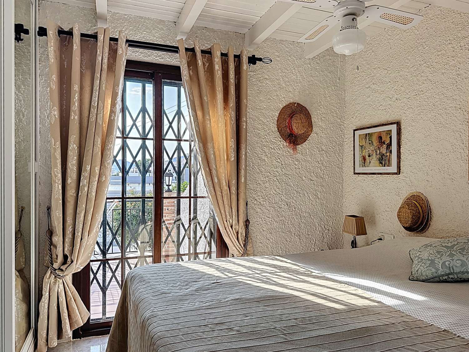 Licht appartement met ruime terrassen en zeezicht in Nerja