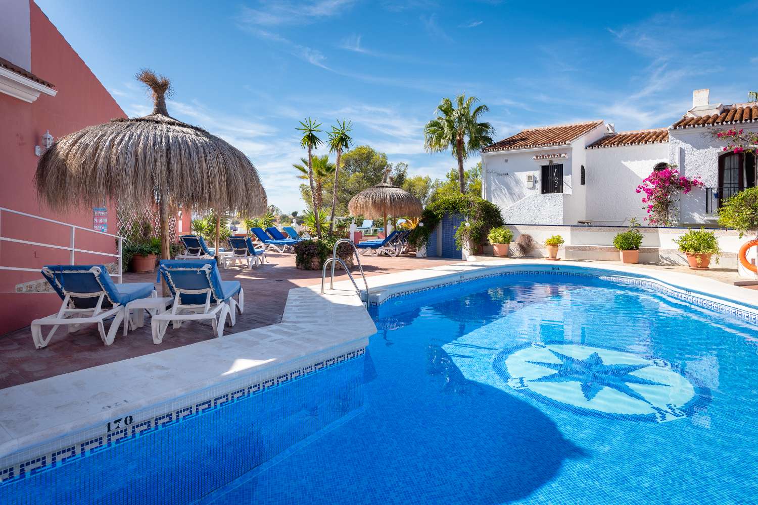 Licht appartement met ruime terrassen en zeezicht in Nerja