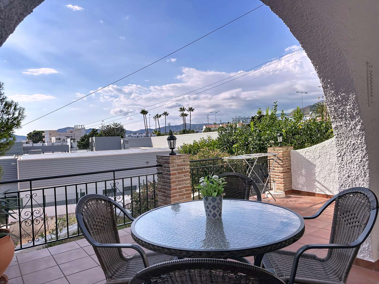 Licht appartement met ruime terrassen en zeezicht in Nerja