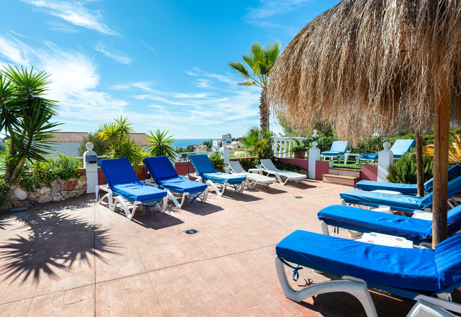 Licht appartement met ruime terrassen en zeezicht in Nerja