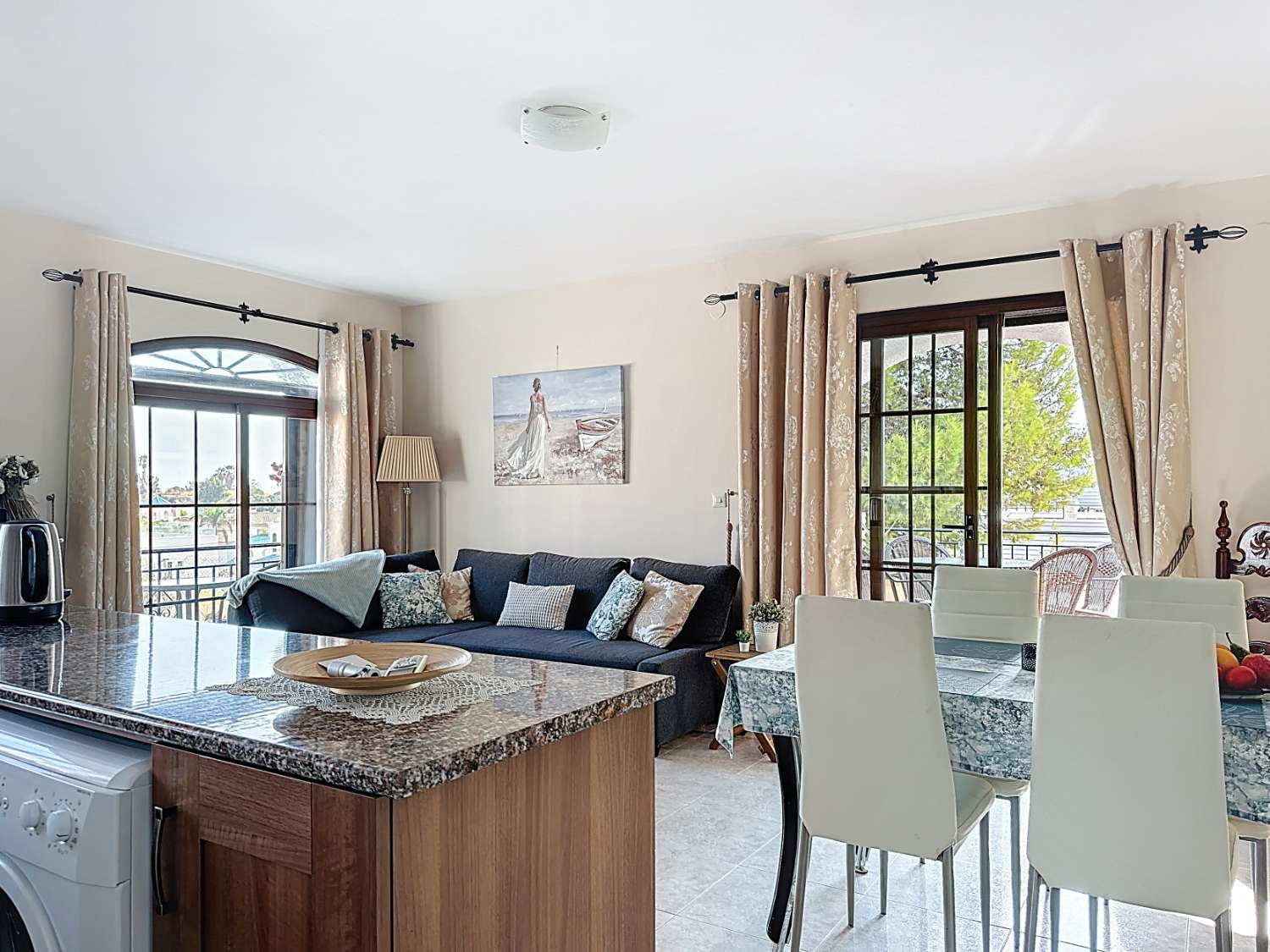 Licht appartement met ruime terrassen en zeezicht in Nerja