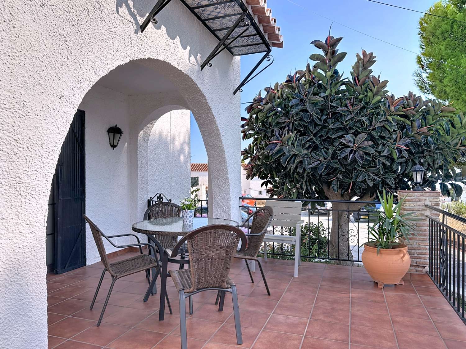 Licht appartement met ruime terrassen en zeezicht in Nerja