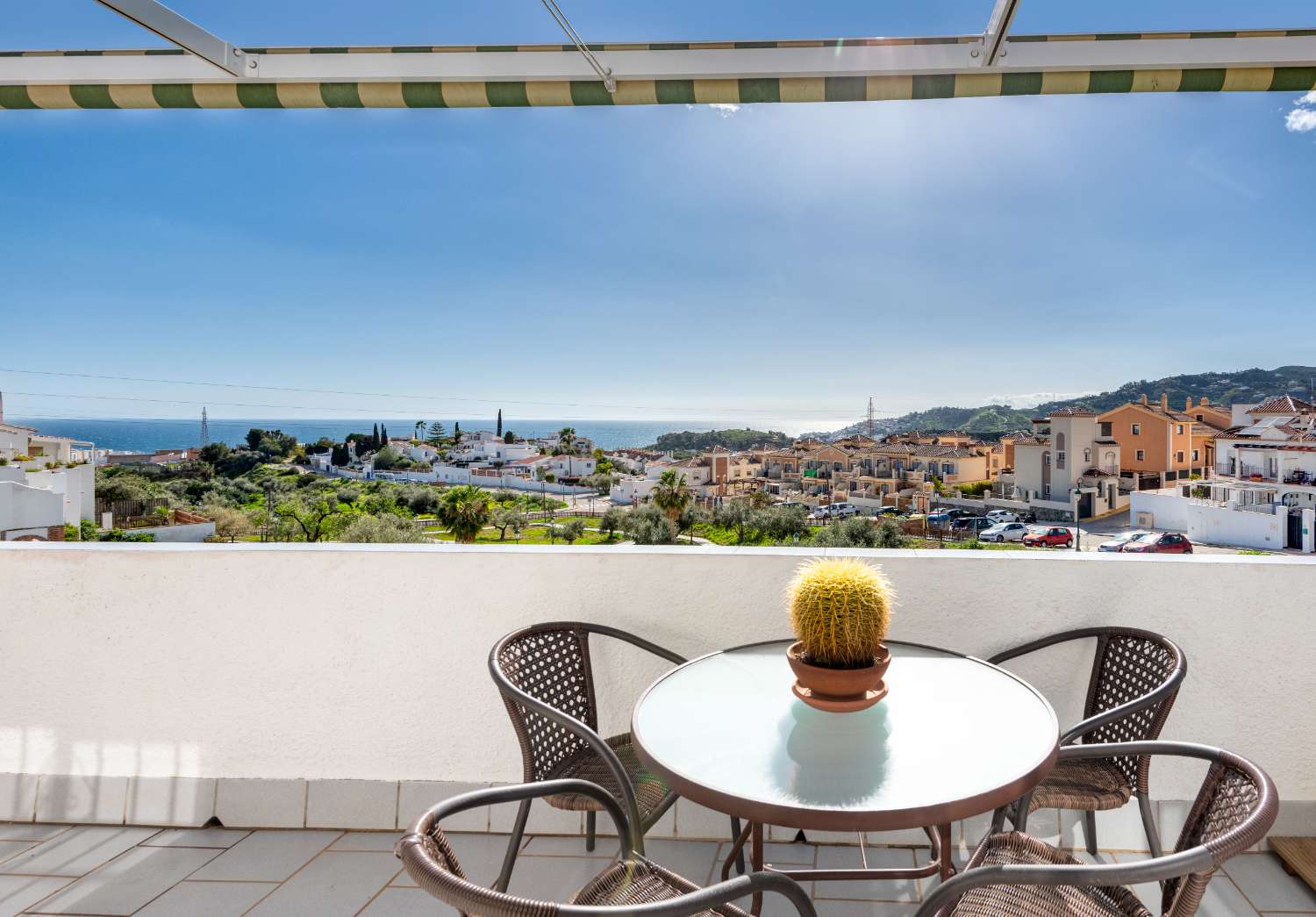 Leilighet til salgs med flott havutsikt beliggende i La Noria Nerja