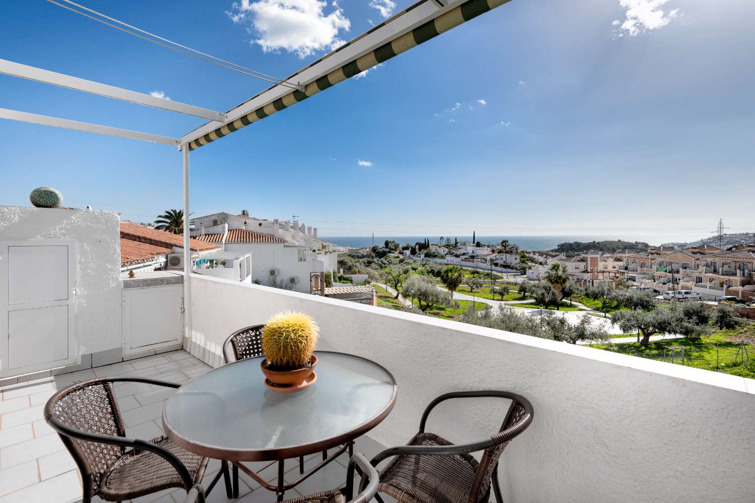 Leilighet til salgs med flott havutsikt beliggende i La Noria Nerja