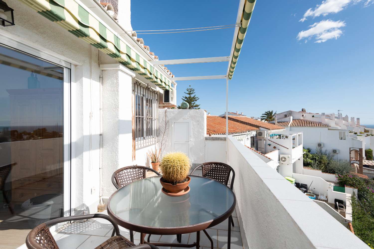 Leilighet til salgs med flott havutsikt beliggende i La Noria Nerja