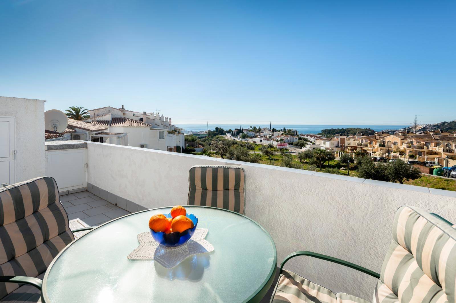 Appartement te koop met prachtig uitzicht op zee, gelegen in La Noria, Nerja.