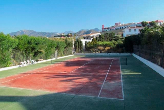 Appartement te koop met prachtig uitzicht op zee, gelegen in La Noria, Nerja.